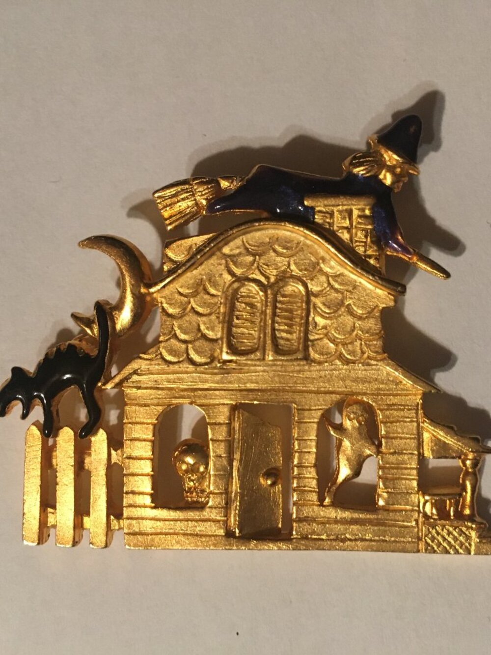 VINTAGE AAi HAUNTED HOUSE HALLOWEEN WITCH CAT BROOCH PIN GOLD TONE